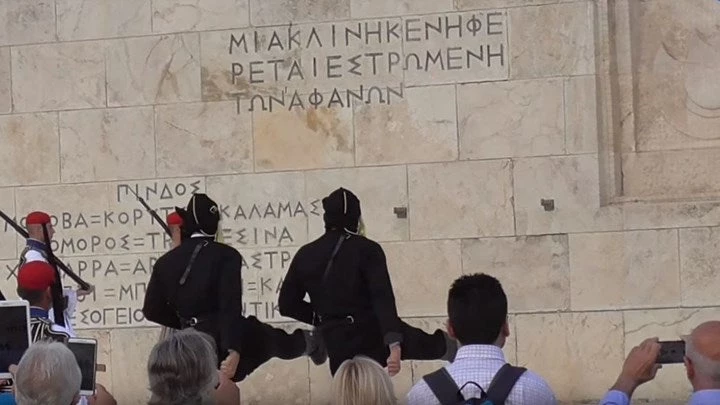 Ανατριχίλα στο Σύνταγμα – Αλλαγή φρουράς με Πόντιους Εύζωνες – Δείτε το βίντεο